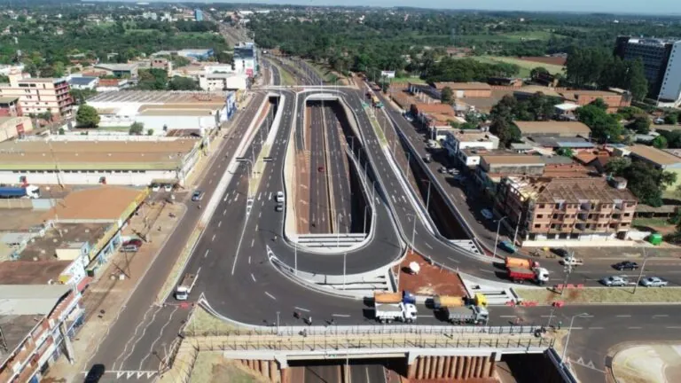 Vista aérea de una obra de infraestructura urbana con viaducto.