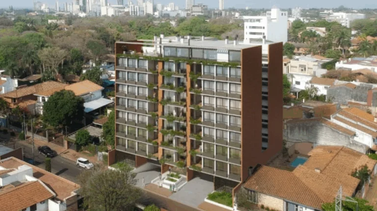 Fachada de edificio residencial moderno con jardines verticales.